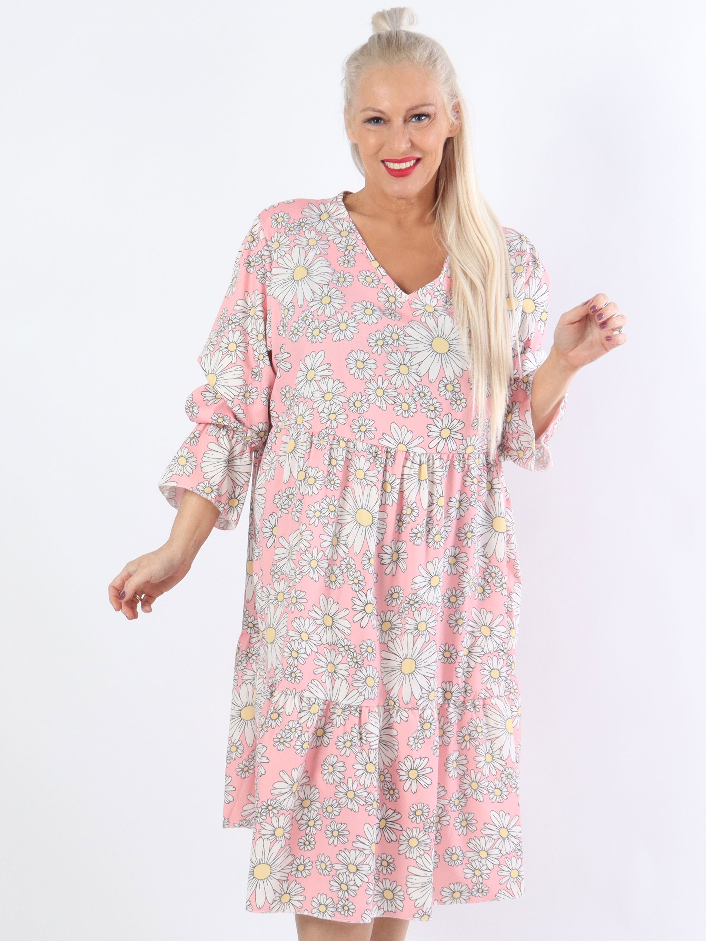 Marguerit - Söt klänning i plus size med vackert margueritmönster